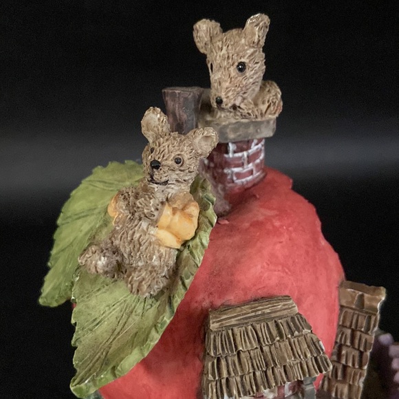 1994 Youngs Mouse Mice Red Apple House Chimney Picket Fence Purple Yellow Flower - Picture 9 of 13